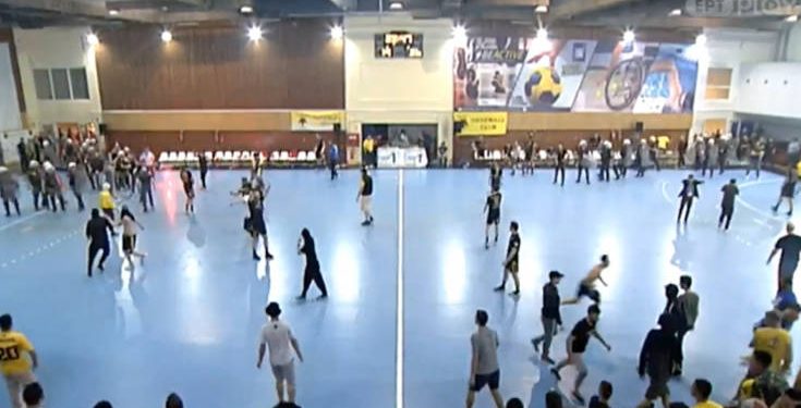 Διακοπή του 4ου τελικού χάντμπολ ΑΕΚ-Ολυμπιακού, οπαδοί εισέβαλαν στο γήπεδο