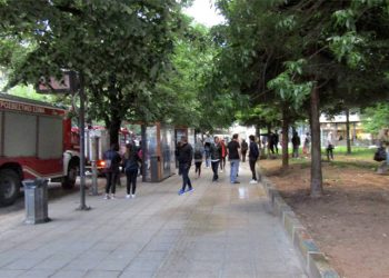 Γυναίκα απειλεί να πέσει από πολυκατοικία στα Ιωάννινα