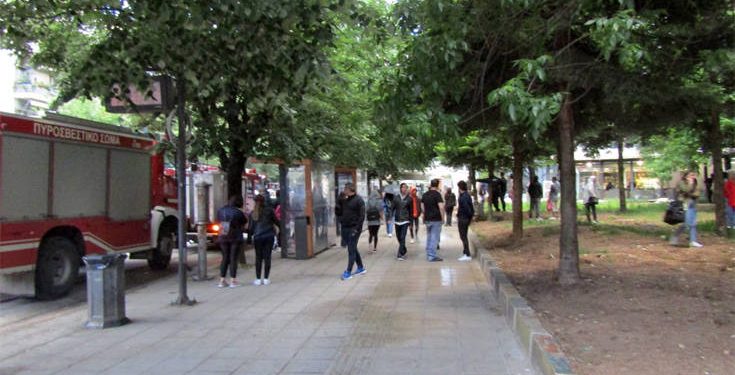 Γυναίκα απειλεί να πέσει από πολυκατοικία στα Ιωάννινα