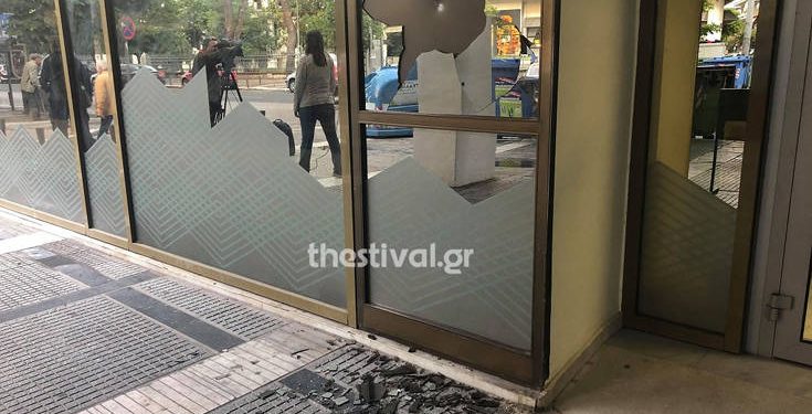 Κουκουλοφόροι έσπασαν τράπεζα στη Θεσσαλονίκη