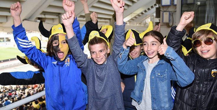 Οι μικροί φίλοι της «Κερkidα ΟΠΑΠ» σβήνουν κεράκια στο γήπεδο