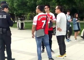 Τελικός Europa League: Αστυνομικοί σταματούν φίλους της Άρσεναλ επειδή φορούν μπλούζα Μικιταριάν