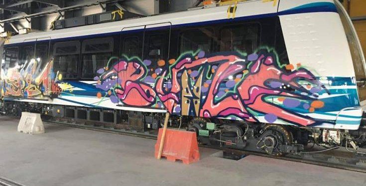 Γκράφιτι στα βαγόνια του μετρό Θεσσαλονίκης πριν καν κυκλοφορήσουν οι συρμοί