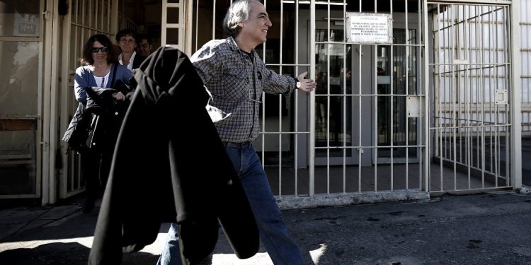 Αναστέλλει την απεργία πείνας ο Δημήτρης Κουφοντίνας – News.gr