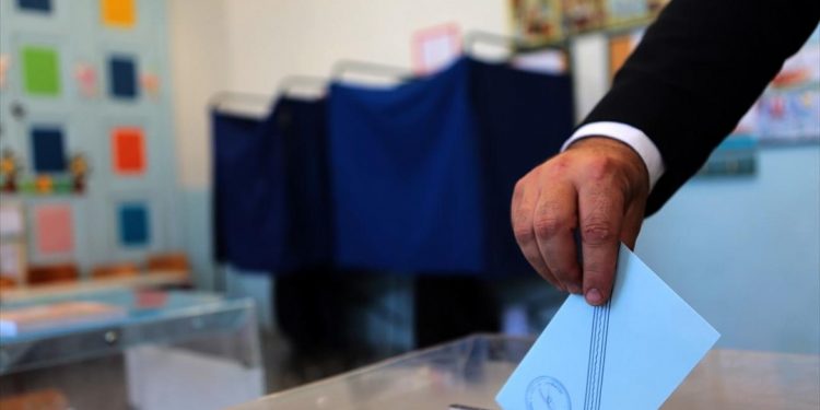 Latest poll shows slight increase in ND lead over SYRIZA, at 7.2%-points