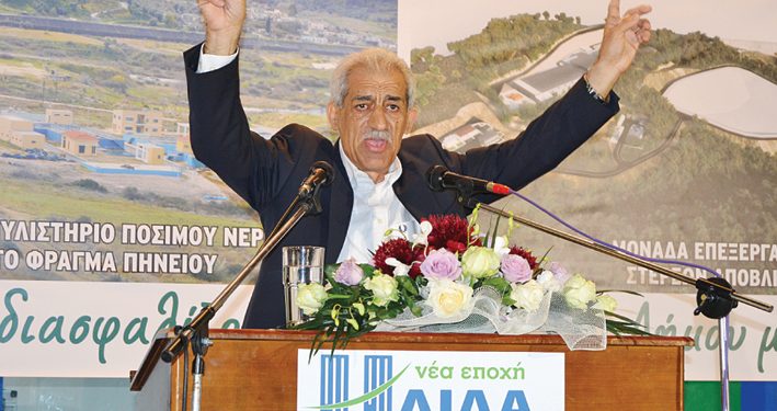 Ο Γιάννης Λυμπέρης μπροστά στο Δήμο Ήλιδας