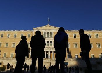 Μειωμένα φορολογικά έσοδα και αύξηση δαπανών «ροκανίζουν» το πλεόνασμα