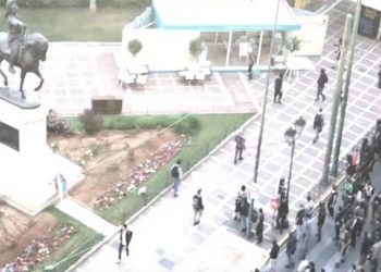 Βίντεο από την επίθεση στο εκλογικό περίπτερο του Κώστα Μπακογιάννη