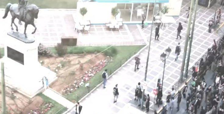 Βίντεο από την επίθεση στο εκλογικό περίπτερο του Κώστα Μπακογιάννη