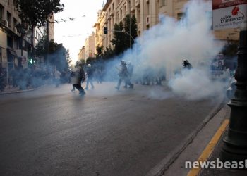 Ένταση και χημικά στην πορεία για τον Δημήτρη Κουφοντίνα