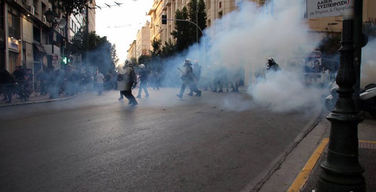 Ένταση και χημικά στην πορεία για τον Δημήτρη Κουφοντίνα