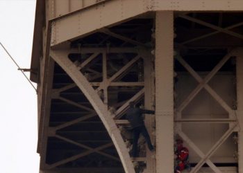 Παρίσι: Άνδρας σκαρφαλωμένος επί ώρες στον Πύργο του Άιφελ