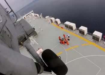 Αερομεταφορά ασθενούς από πλοίο με ελικόπτερο του Πολεμικού Ναυτικού
