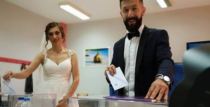Εκλογές 2019: Νιόπαντροι πήγαν από την εκκλησία στην κάλπη