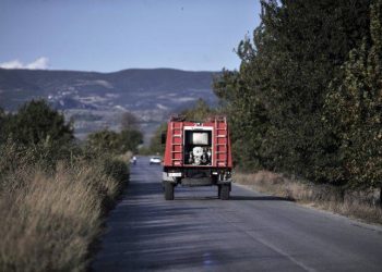 Πατέρας και δύο παιδιά βγήκαν στο μπαλκόνι για να γλιτώσουν από τη φωτιά στο σπίτι τους