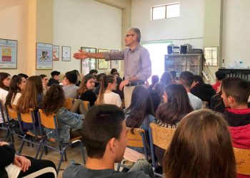 Ο Άγγελος Τσιγκρής μίλησε για τη σχολική βία στους μαθητές του Γυμνασίου της Αιγείρας