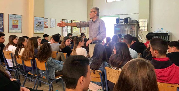 Ο Άγγελος Τσιγκρής μίλησε για τη σχολική βία στους μαθητές του Γυμνασίου της Αιγείρας
