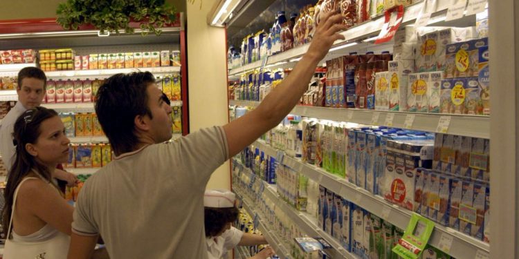 Φ.Π.Α.: Από αύριο οι μειώσεις στο ράφι