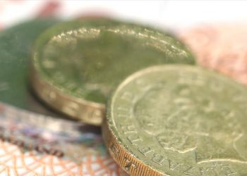 Σε δεινή θέση η στερλίνα λόγω Brexit