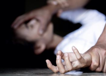 «Ο πατέρας μου έφθασε στο σημείο να βάλει Αλβανούς να με βιάσουν» – News.gr