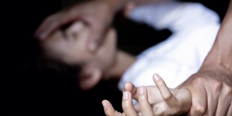 «Ο πατέρας μου έφθασε στο σημείο να βάλει Αλβανούς να με βιάσουν» – News.gr