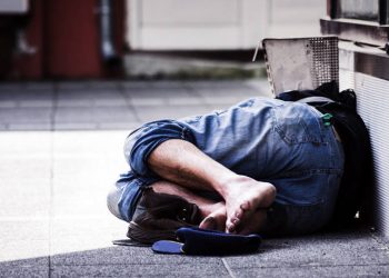 Φορτηγό έκανε όπισθεν και σκότωσε άστεγο στην Άρτα