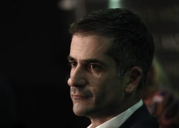 Συγκέντρωση αναρχικών έξω από ταβέρνα που βρίσκεται ο Κ. Μπακογιάννης