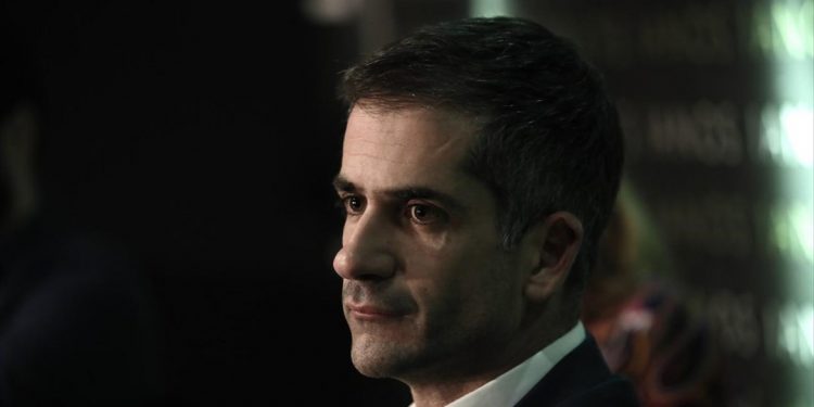 Συγκέντρωση αναρχικών έξω από ταβέρνα που βρίσκεται ο Κ. Μπακογιάννης