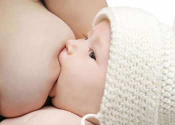 Μέλος εφορευτικής θήλαζε και άλλαζε το μωρό στο εκλογικό τμήμα – Newsbeast