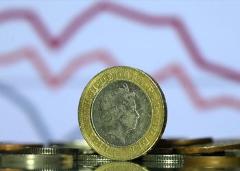 Το ρίσκο ενός no deal Brexit κρατάει τη στερλίνα σε ναδίρ τετραμήνου