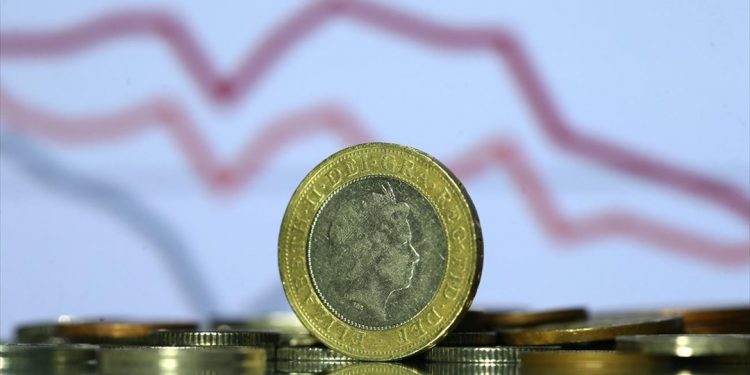 Το ρίσκο ενός no deal Brexit κρατάει τη στερλίνα σε ναδίρ τετραμήνου