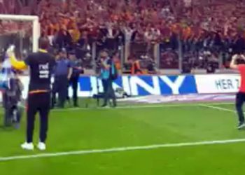 Ο Κώστας Μήτρογλου σήκωσε την ελληνική σημαία στην Κωνσταντινούπολη