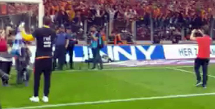 Ο Κώστας Μήτρογλου σήκωσε την ελληνική σημαία στην Κωνσταντινούπολη