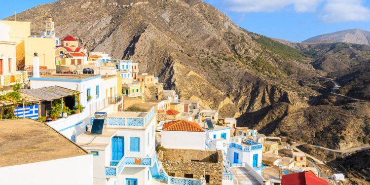 Το ορεινό χωριό της Καρπάθου όπου «το πάνω χέρι έχουν οι γυναίκες» – Newsbeast