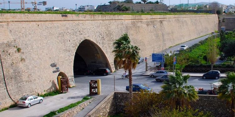 Τραγωδία στο Ηράκλειο- Άνδρας έπεσε από τα Ενετικά Τείχη – News.gr