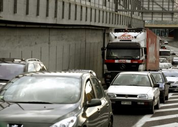 Μποτιλιάρισμα στην Αττική Οδό λόγω της φωτιάς σε φορτηγό – Newsbeast