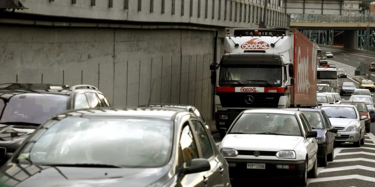 Μποτιλιάρισμα στην Αττική Οδό λόγω της φωτιάς σε φορτηγό – Newsbeast