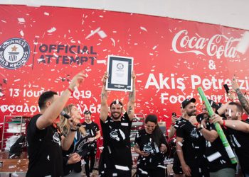 Ο Άκης Πετρετζίκης έσπασε ένα από τα GUINNESS WORLD RECORDS ™στη Θεσσαλονίκη