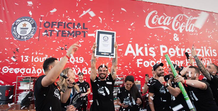 Ο Άκης Πετρετζίκης έσπασε ένα από τα GUINNESS WORLD RECORDS ™στη Θεσσαλονίκη