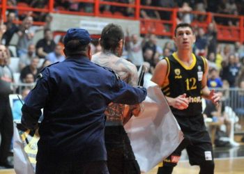 Basket League: Οπαδός της ΑΕΚ μπήκε... βόλτα μέσα στο παρκέ