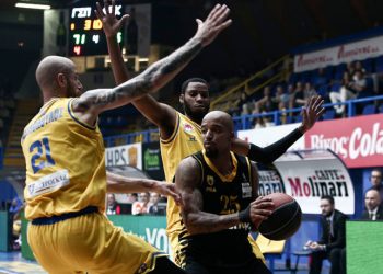 Break στο break η ΑΕΚ, επικράτησε στο Περιστέρι με 78-71