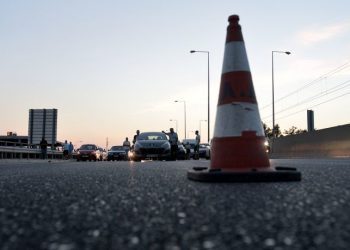 Παραμένουν τα προβλήματα στην Αττική οδό μετά τη φωτιά σε φορτηγό
