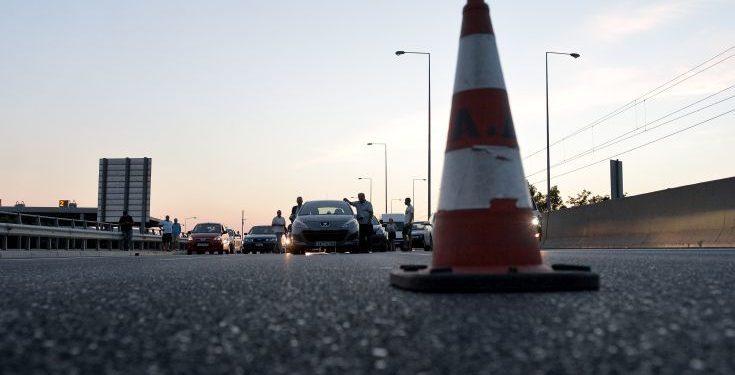 Παραμένουν τα προβλήματα στην Αττική οδό μετά τη φωτιά σε φορτηγό