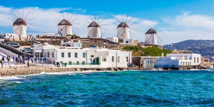 Επεισόδιο μεταξύ Γερμανών δημοσιογράφων και του ιδιοκτήτη του μαγαζιού με τα «χρυσά» καλαμάρια