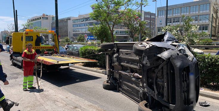 Φωτογραφίες από το τροχαίο σε παράδρομο της Συγγρού