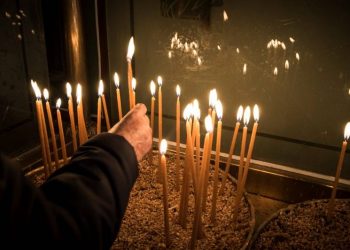 «Πάρε τα 30 αργύρια για τα οποία πούλησες τη Μακεδονία, έξω από την εκκλησία»