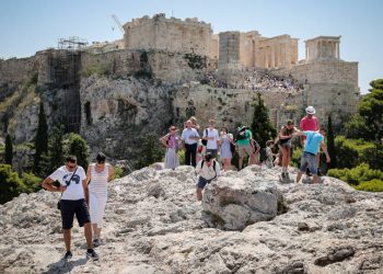 Ακρόπολη: «Το παιδί έκλαιγε, στην πλάτη το ανέβασε ο πατέρας του»