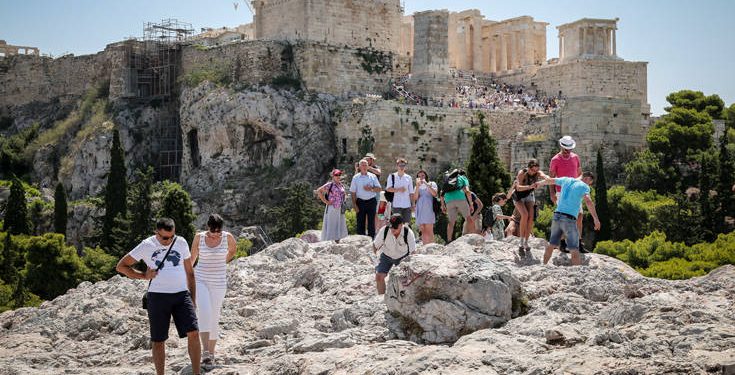 Ακρόπολη: «Το παιδί έκλαιγε, στην πλάτη το ανέβασε ο πατέρας του»