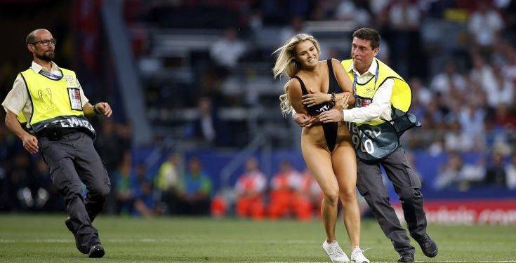 Champions League: Ποια είναι η σέξι ξανθιά που εισέβαλε στον τελικό