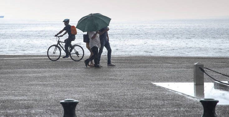 Καιρός: Ισχυρή καταιγίδα στη Θεσσαλονίκη και 1.000 κεραυνοί στην ευρύτερη περιοχή